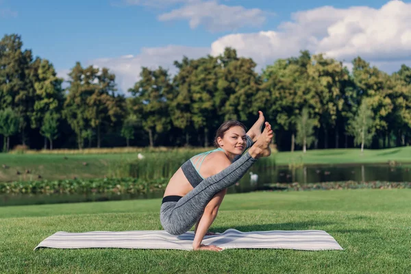 Femme caucasienne effectuant pose de yoga — Photo de stock