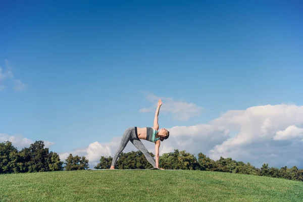 Frau macht Yoga — Stockfoto