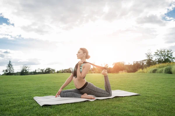 Frau sitzt in Yoga-Position — Stockfoto