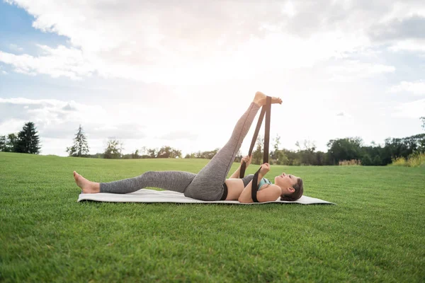 Mujer realizando pose de Yoga - foto de stock