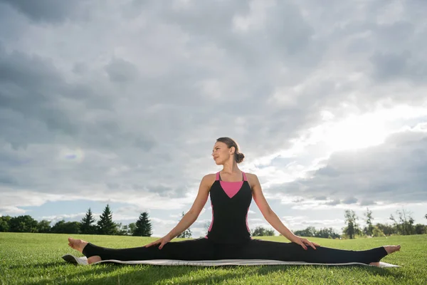 Mujer sentada en postura de yoga - foto de stock