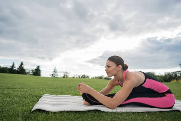 Mujer sentada en postura de yoga - foto de stock