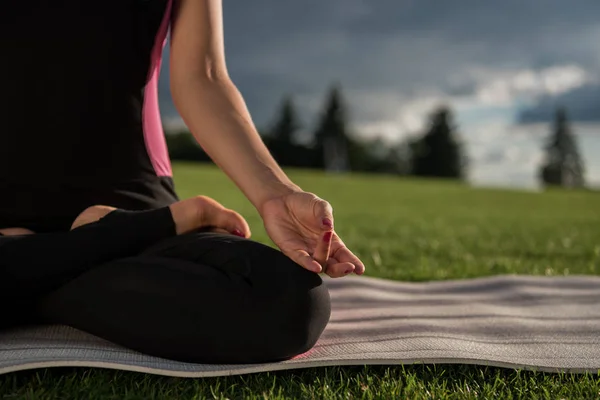 Mujer practicando la pose de loto — Stock Photo