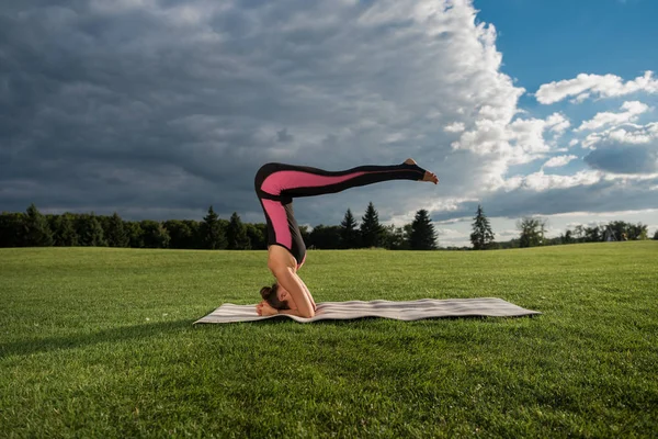 Femme debout dans la pose de yoga — Photo de stock