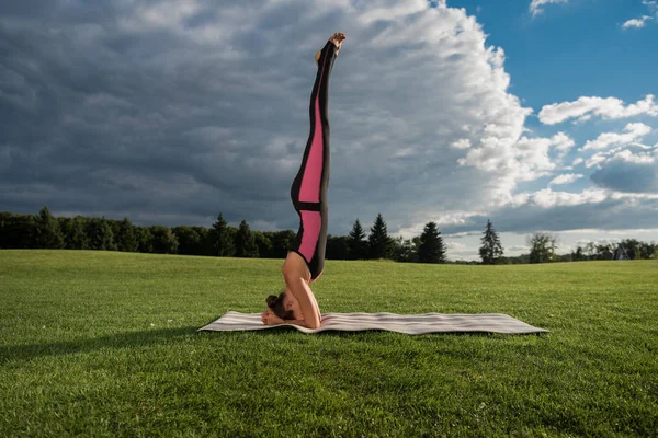 Athletische Frau praktiziert Yoga — Stockfoto