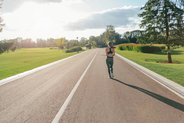 Donna che corre nel parco — Foto stock