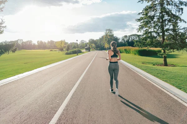 Donna che corre nel parco — Foto stock