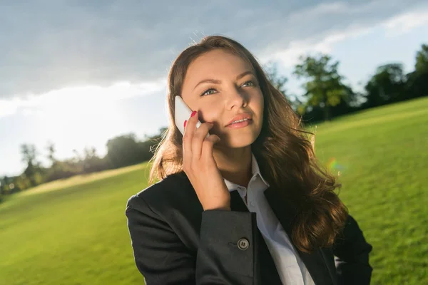 Mujer de negocios hablando en smartphone - foto de stock