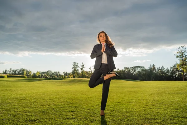 Empresaria practicando yoga - foto de stock