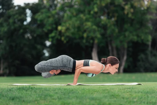 Athletische Frau praktiziert Yoga — Stockfoto