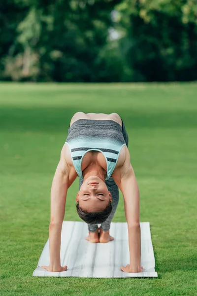 Mujer caucásica realizando yoga - foto de stock