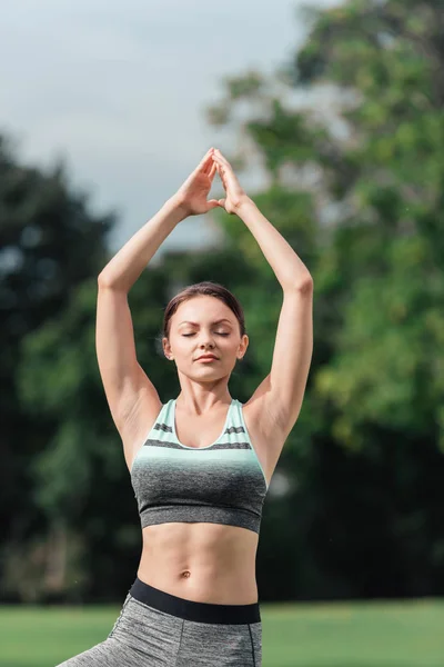 Mujer meditando en el parque - foto de stock