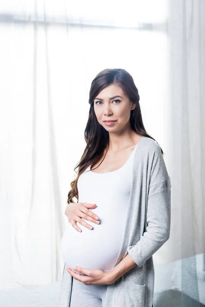 Femme enceinte touchant le ventre — Photo de stock