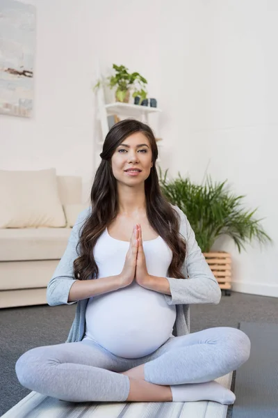 Mujer embarazada en pose de loto - foto de stock