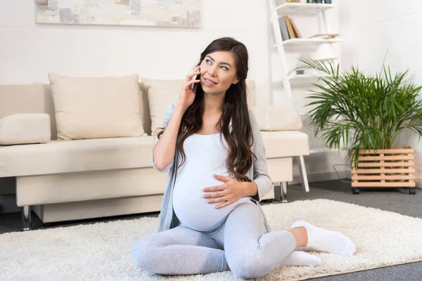 Беременная женщина разговаривает по телефону — стоковое фото