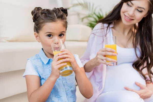 Bambina che beve succo — Foto stock