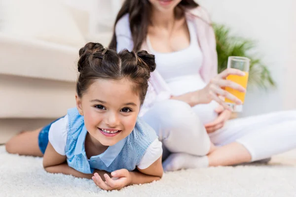 Niña pequeña acostada en el suelo - foto de stock