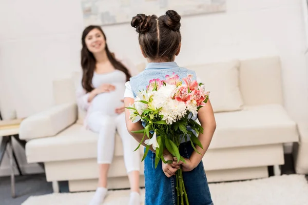 Ragazza nascondendo bouquet dietro la schiena — Foto stock
