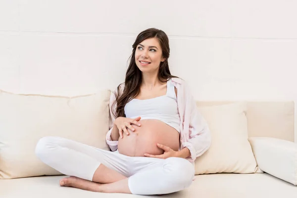 Schwangere berührt ihren Bauch — Stockfoto