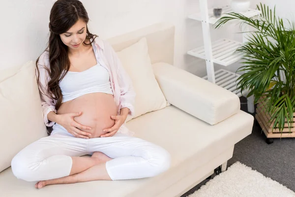 Femme enceinte touchant son ventre — Photo de stock