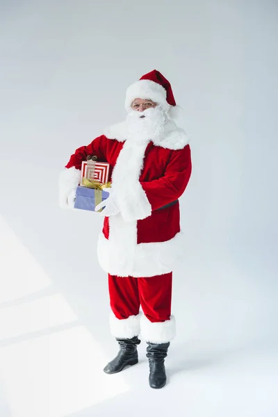 Santa Claus con regalos - foto de stock