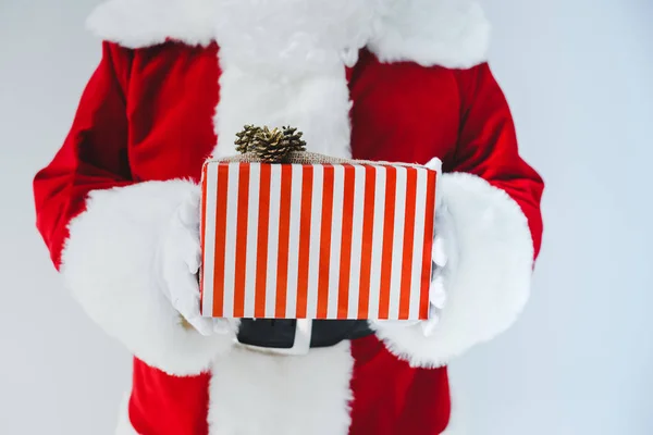 Père Noël avec cadeau — Photo de stock