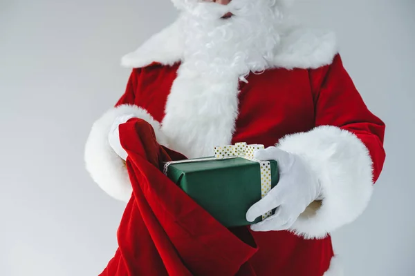 Санта Клаус з подарунком — стокове фото