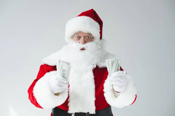Санта с банкнотами в долларах — стоковое фото