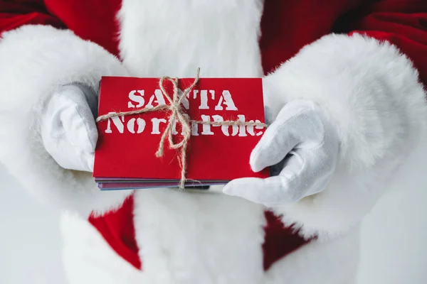 Santa Claus sosteniendo cartas - foto de stock
