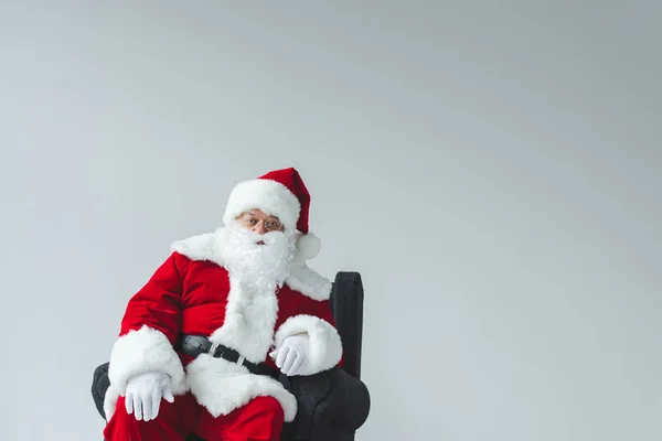 Papai Noel sentado em poltrona — Fotografia de Stock