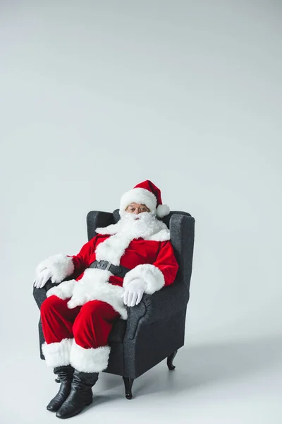 Papai Noel sentado em poltrona — Fotografia de Stock