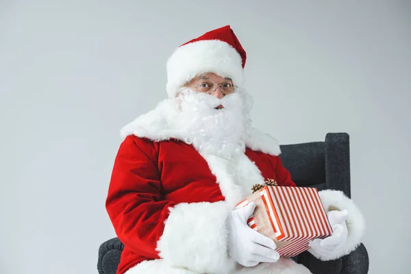 Santa Claus con caja de regalo - foto de stock