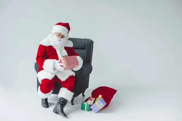 Père Noël avec boîtes-cadeaux — Photo de stock