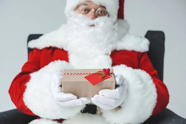 Санта Клаус з загорнутим подарунком — стокове фото