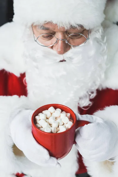 Santa bebiendo chocolate caliente con malvaviscos - foto de stock