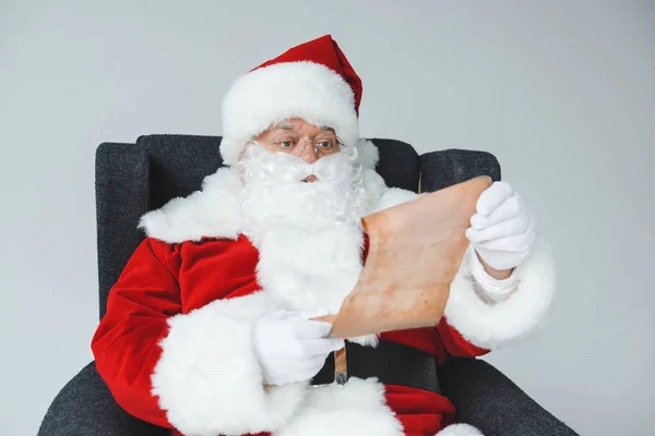 Santa Claus con lista de deseos - foto de stock