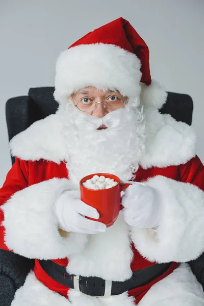 Père Noël boire du chocolat chaud avec des guimauves — Photo de stock