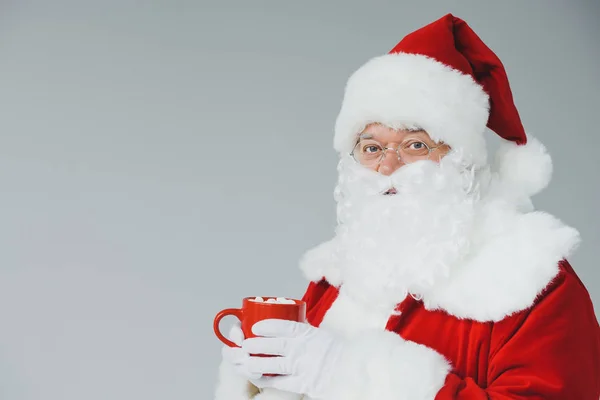 Weihnachtsmann trinkt heiße Schokolade mit Marshmallows — Stockfoto