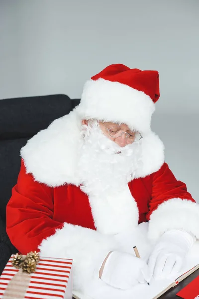 Santa Claus sentado en sillón - foto de stock
