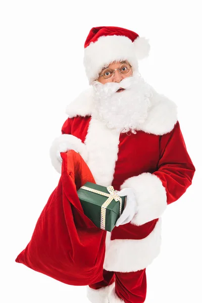 Santa Claus con caja de regalo - foto de stock