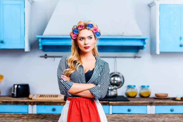 Femme au foyer avec bras croisés — Photo de stock