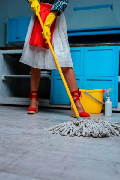 Dona de casa esfregando chão — Fotografia de Stock