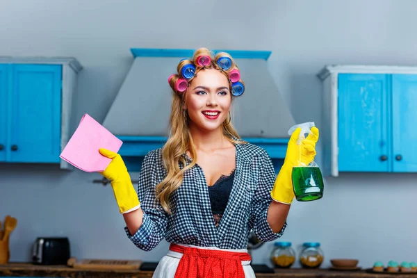 Hausfrau mit Lappen und Spray — Stockfoto