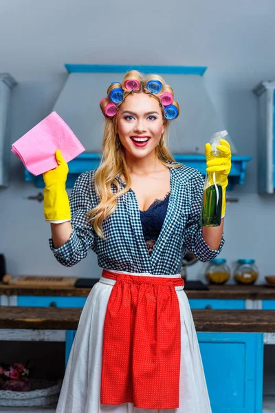 Femme au foyer avec chiffon et spray — Photo de stock