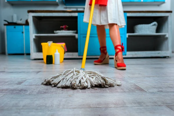 Femme au foyer sol de nettoyage — Photo de stock