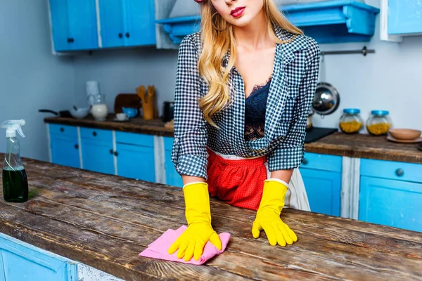 Femme au foyer nettoyage table — Photo de stock