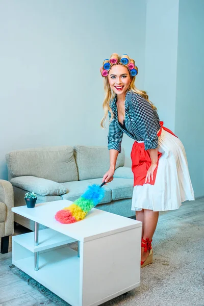 Limpeza dona de casa com espanador — Fotografia de Stock