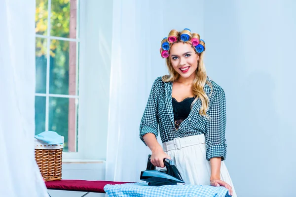 Hausfrau bügelt Wäsche — Stockfoto