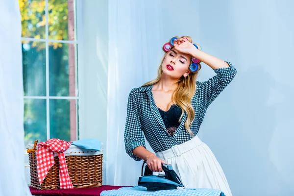 Hausfrau bügelt Wäsche — Stockfoto