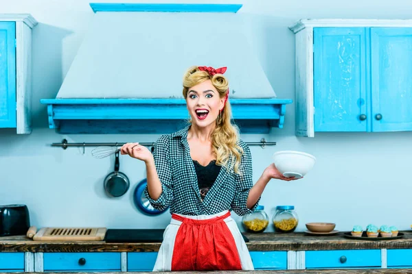 Femme au foyer cuisine dans la cuisine — Photo de stock